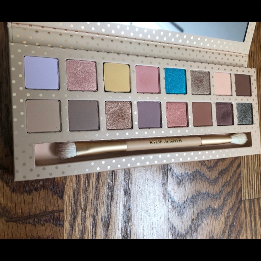 Kylie Cosmetics Take Me on vacation eyeshadow